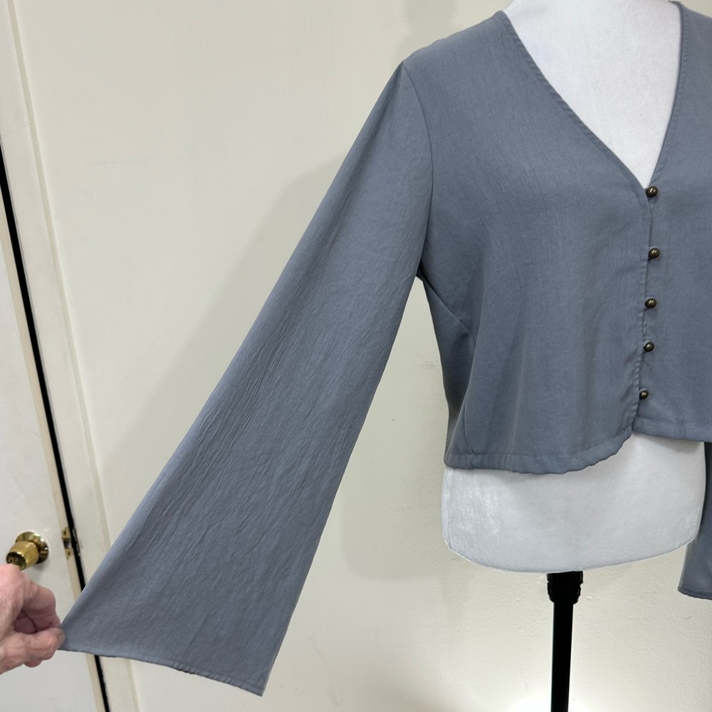 emory park Soft Grey Cropped Waist an Alluring V-Neck Button Up Shirt Top L - Picture 13 of 14